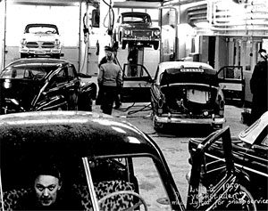 Luleå 1959. PV-verkstaden med lyftar för snabbservice.